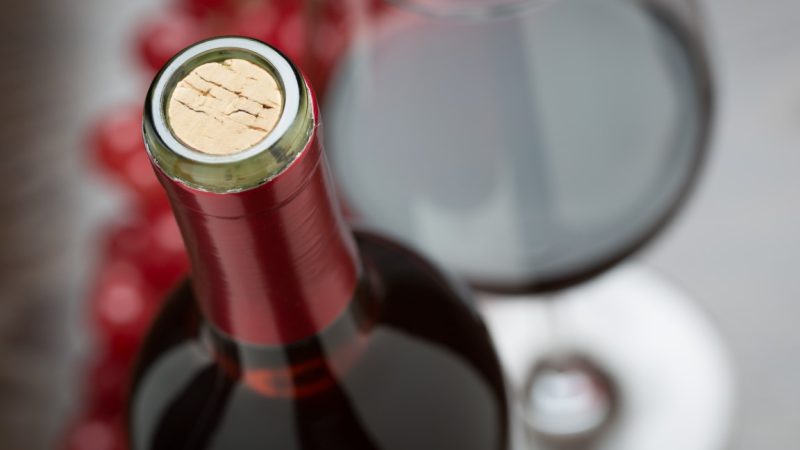 Cómo sacar un corcho sin sacacorchos: Abrir una botella de vino fácilmente