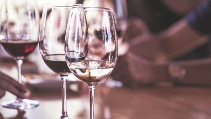 Vino Blanco vs Vino Tinto: Descubriendo las Diferencias y Similitudes