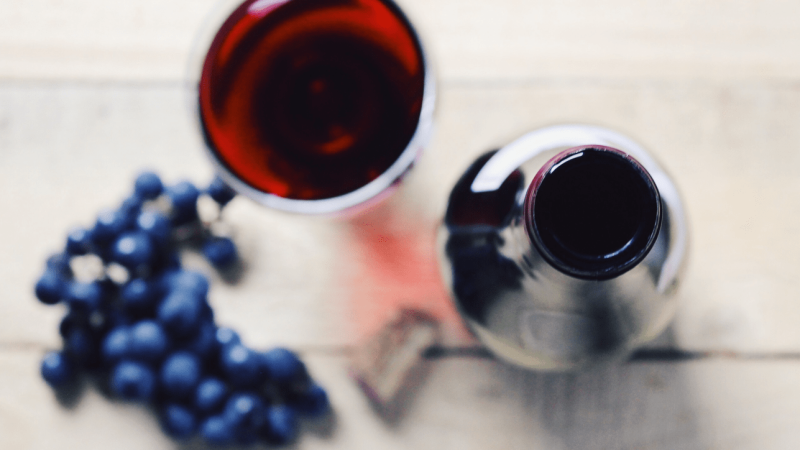 ¿A qué temperatura se sirve el vino tinto?