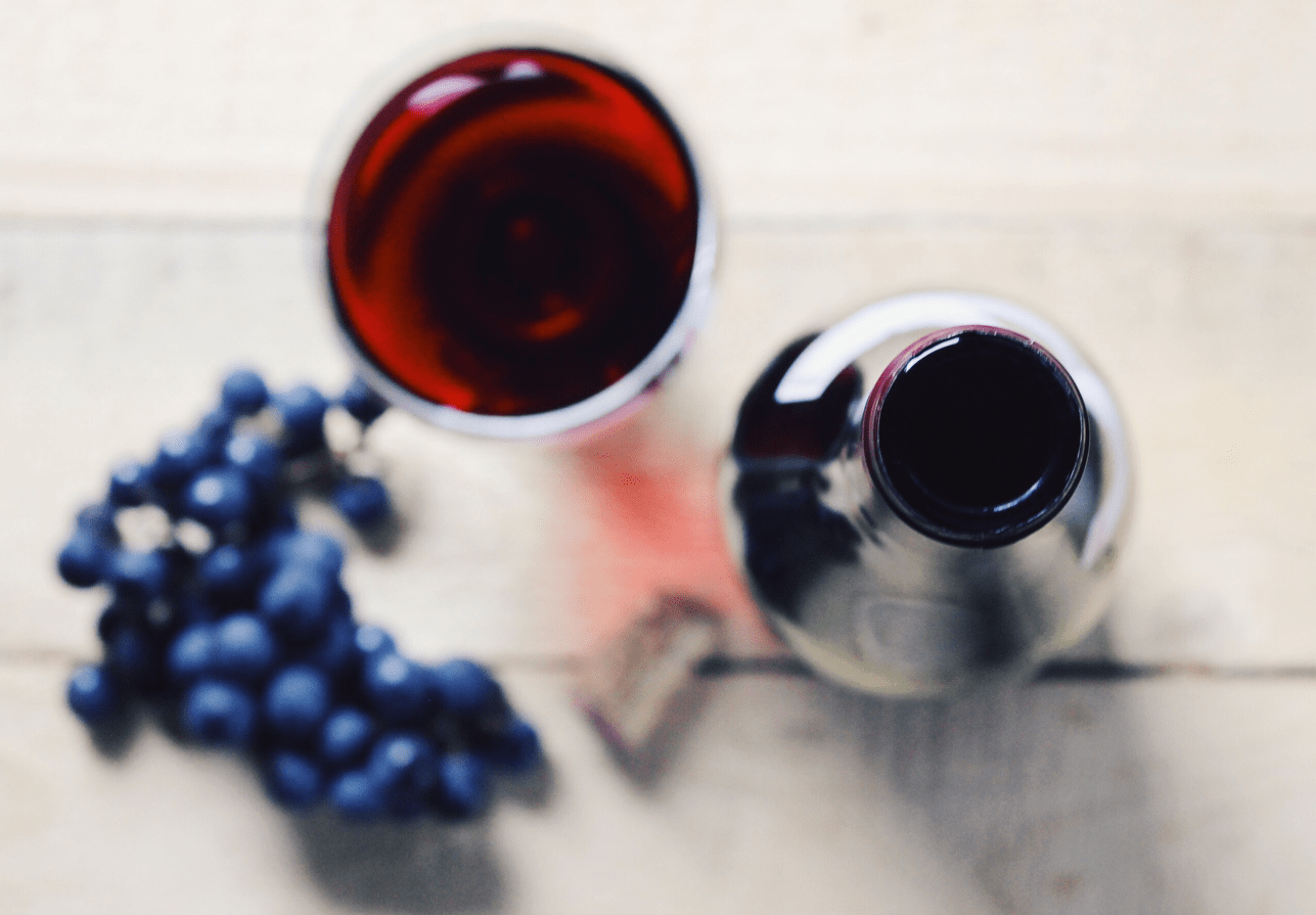 ¿A qué temperatura se sirve el vino tinto?